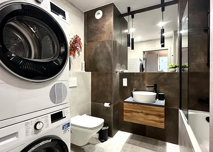 Madalinskiego 26 - Balcony & Lift - 700m Main Station Апартаменты *