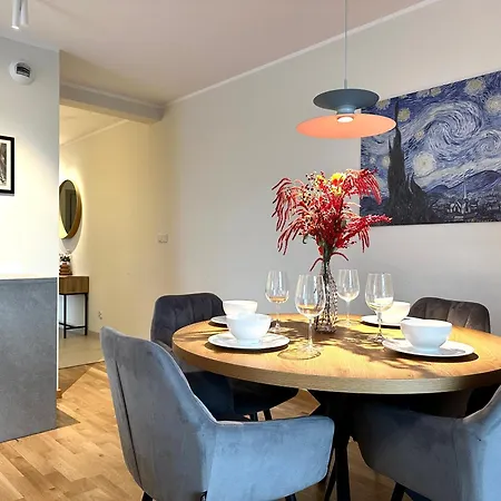 Apartment Madalinskiego 26 - Balcony & Lift - 700m Main Station *